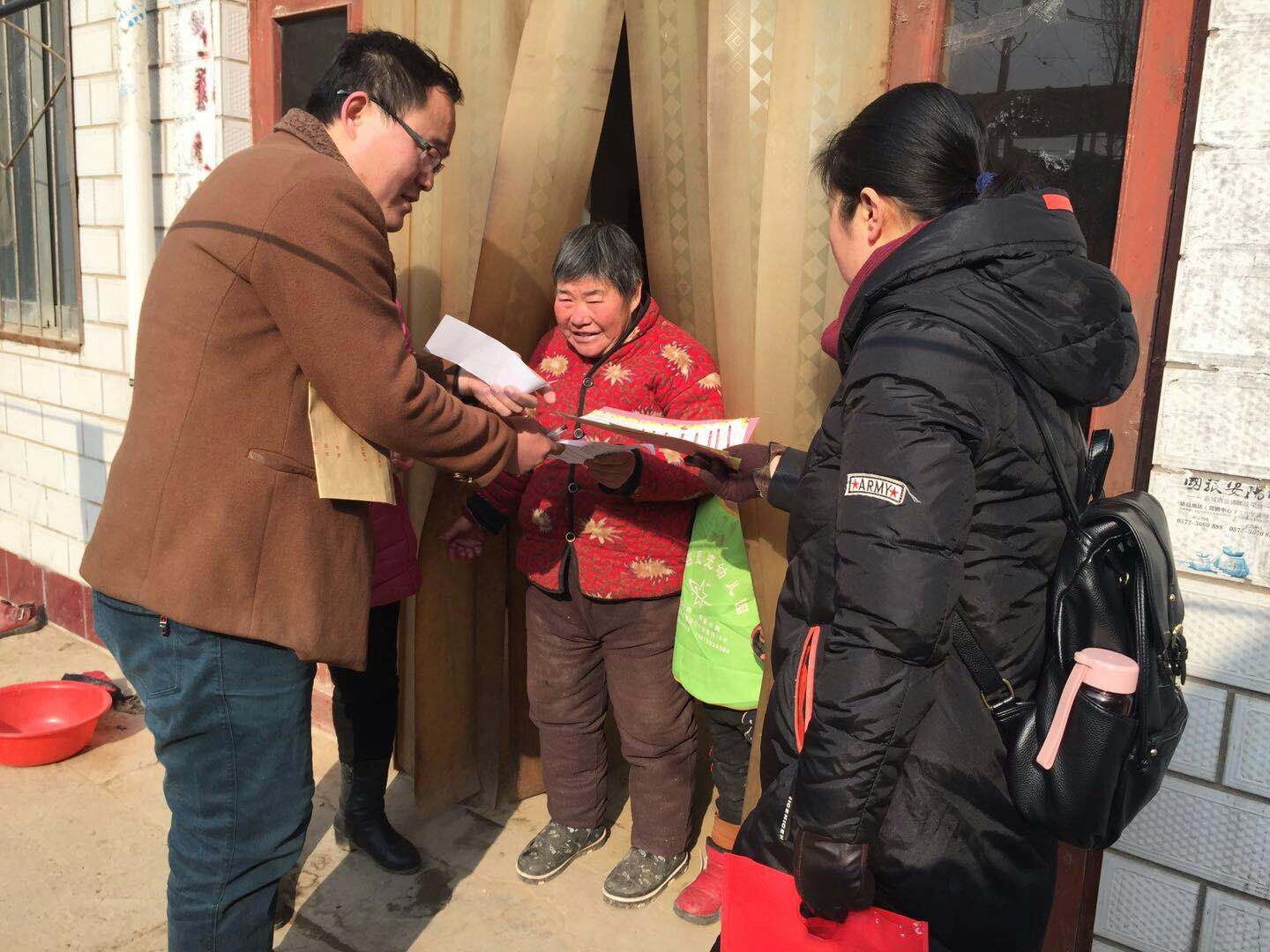 往诊贫困人口事迹_贫困山区的孩子图片(2)