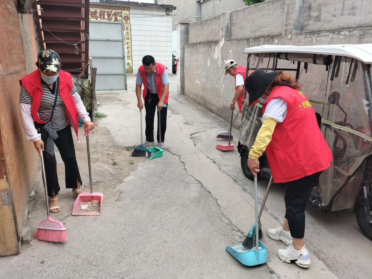(图文)峨嵋办事处十里铺社区组织社区干部为残疾人家庭打扫卫生